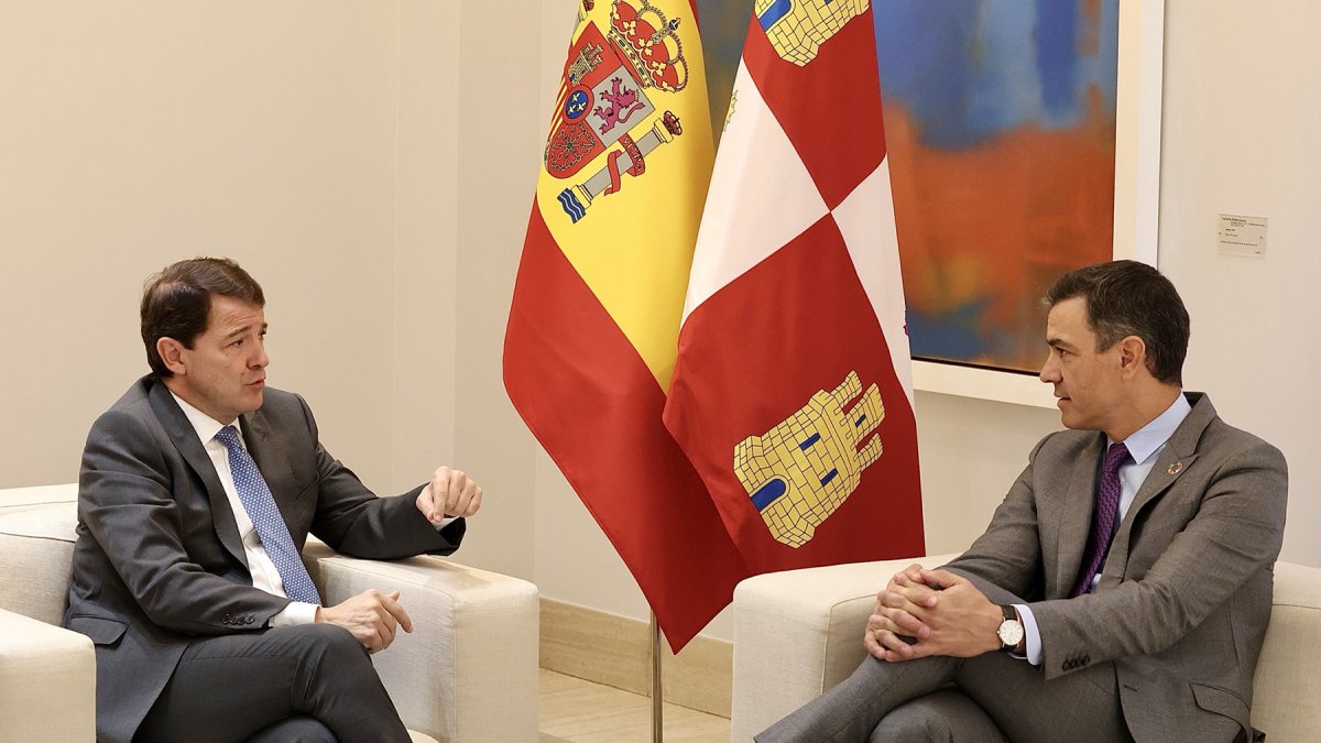 El presidente del Gobierno, Pedro Sánchez, recibe al presidente de la Junta, Alfonso Fernández Mañueco.