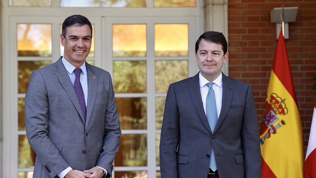 El presidente del Gobierno, Pedro Sánchez, recibe al presidente de la Junta, Alfonso Fernández Mañueco.