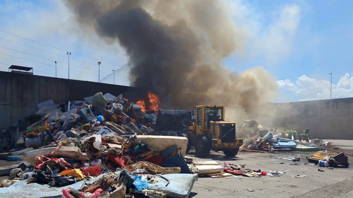 Imagen del incendio en el Centro de Reciclaje de Ponferrada