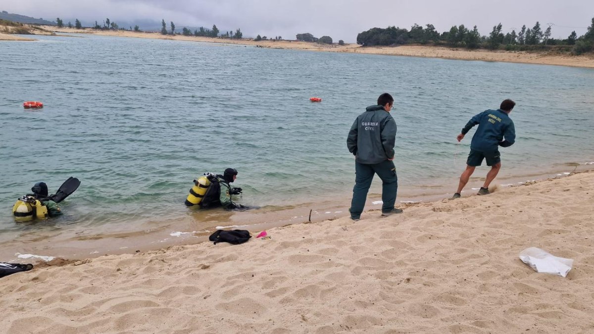 Miembros del GEAS buscan en el embalse burgalés.