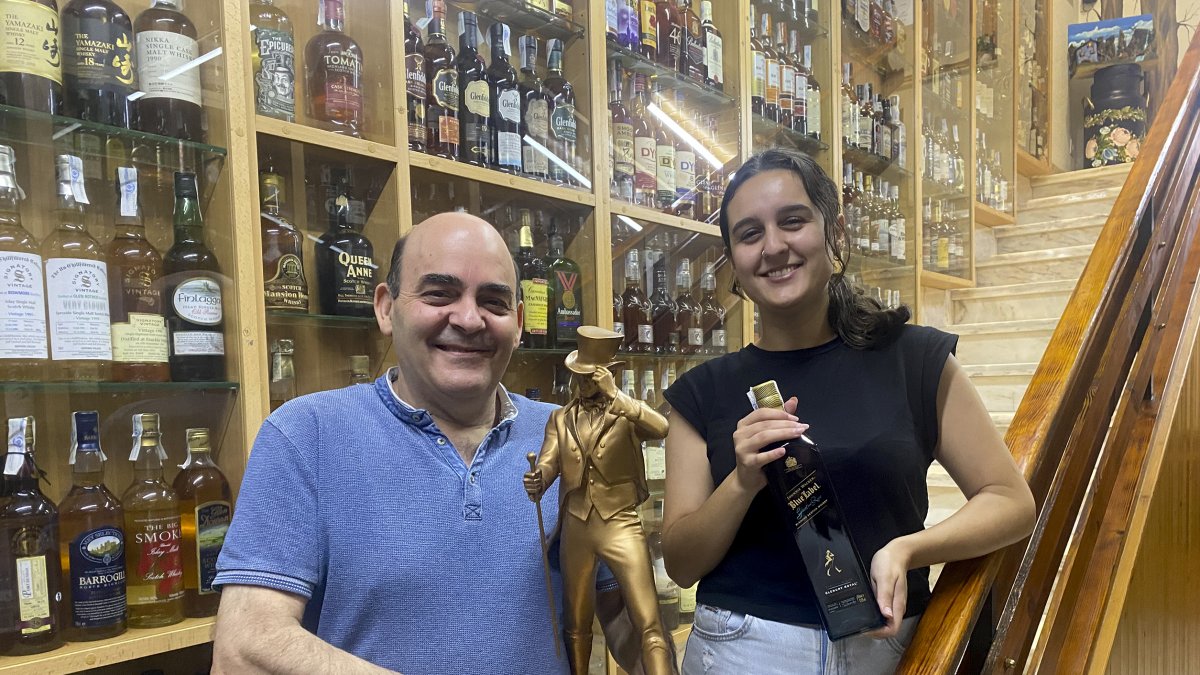 Luis Vara y su hija Natalia posan con la silueta de Johnnie Walker en un rincón del Museo del Whisky en Pobladura del Valle.  /