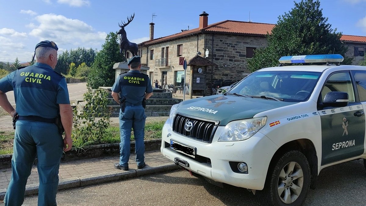 Agentes del SEPRONA en Villardeciervos (Zamora)