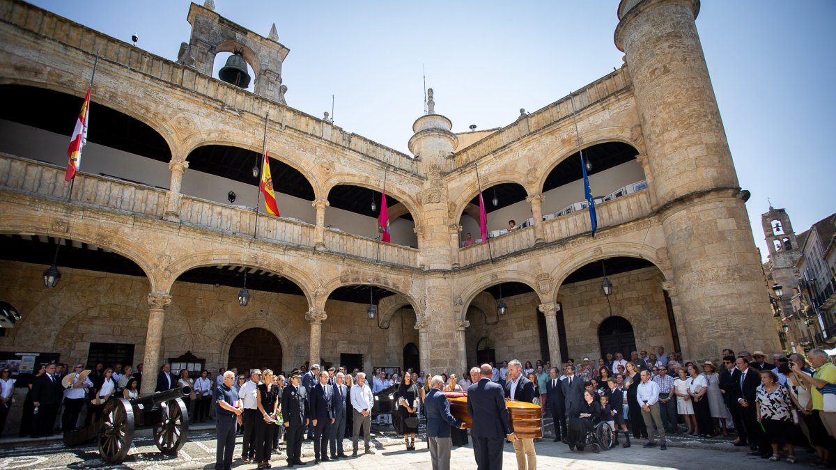 La Corporación municipal de Ciudad Rodrigo rinde honores a la figura de Manuel Delgado Sánchez-Arjona, primer alcalde de la democracia en Ciudad Rodrigo, recientemente fallecido.