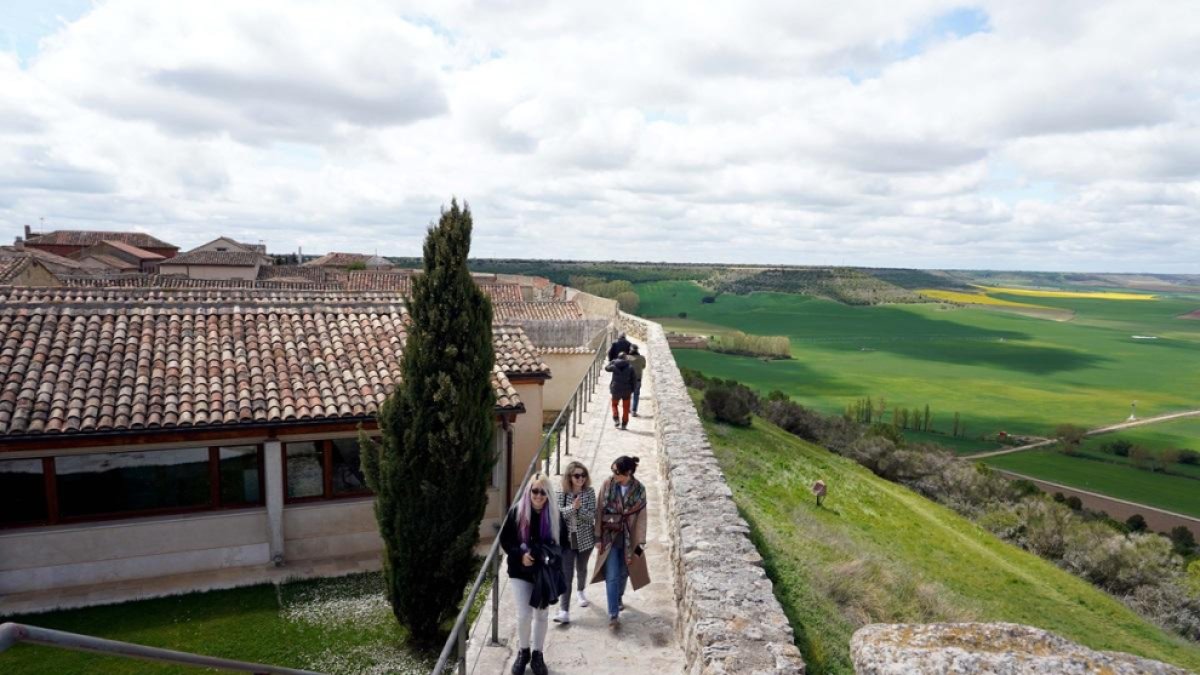 Turistas paseando por la muralla de Ureña