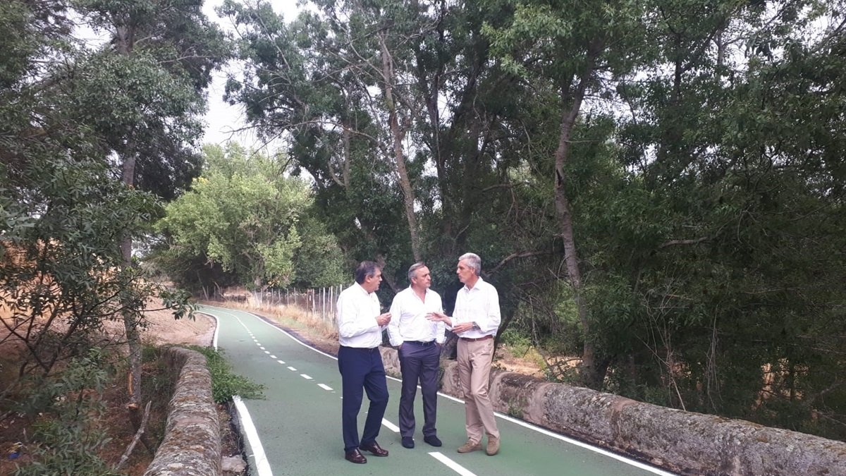 El viceconsejero de Transformación Digital, Luis Enrique Ortega Arnaiz, y el director general de Carreteras e Infraestructuras, Jesús Félix Puerta García, junto el delegado territorial de la Junta en Ávila, José Francisco Hernández Herrero.