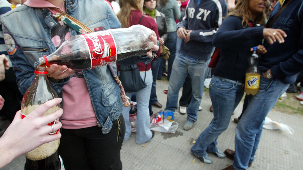 Unos jóvenes en un 'botellón' en Valladolid, en una imagen de archivo