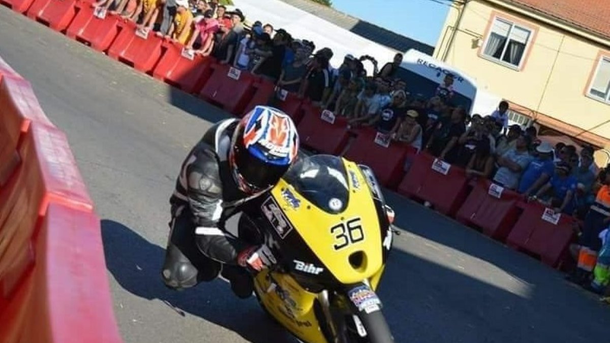 Javier Álvarez sobre su moto en La Bañeza.