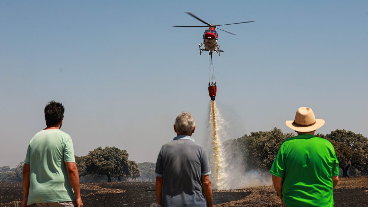 Trabajos de extinción del incendio en Campillo de Azaba