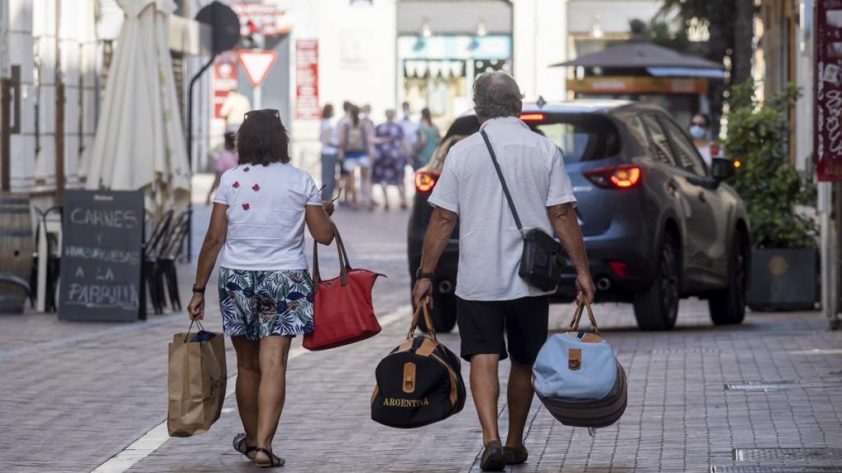 Turistas caminan por una de las calles de Valladolid