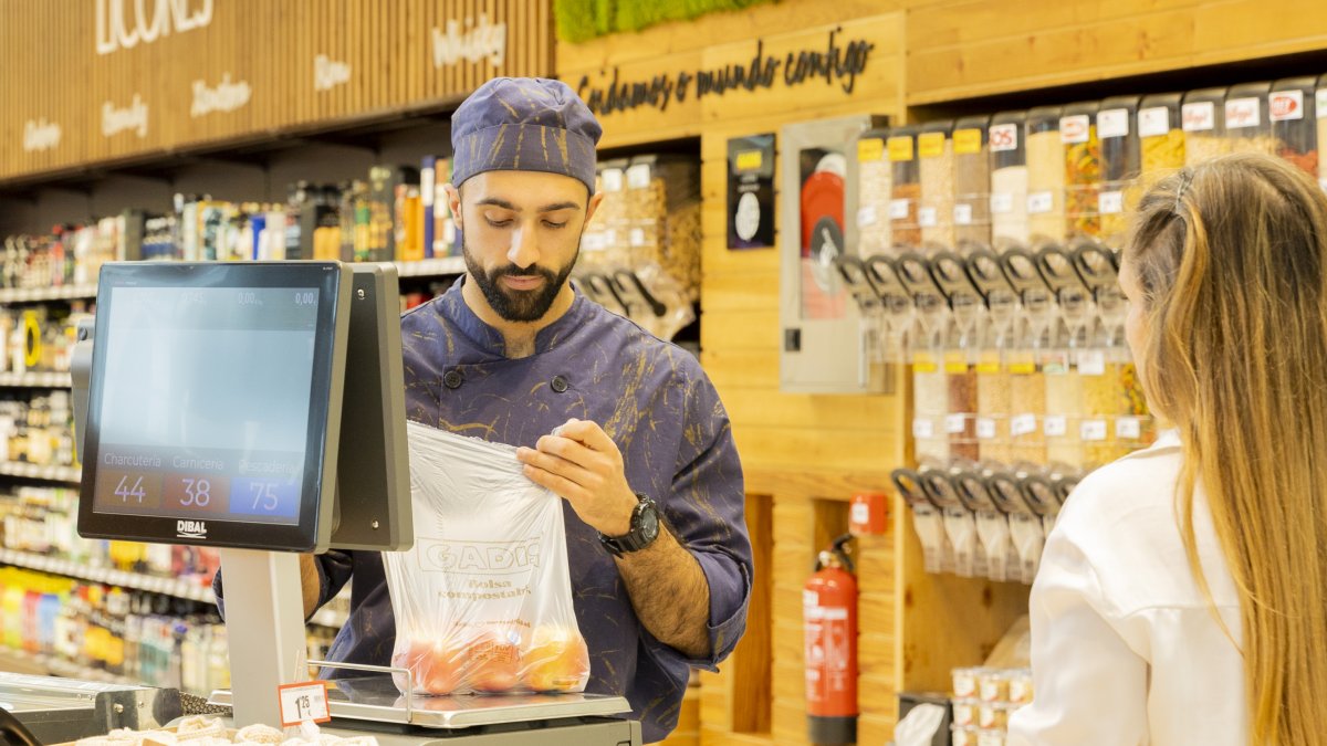 Trabajador de Gadis en la sección de frutería.