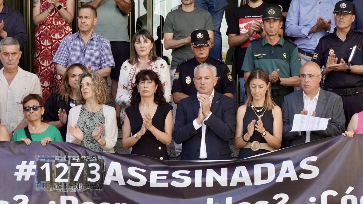 Celebración de un minuto de silencio ante la Delegación del Gobierno de Castilla y León.