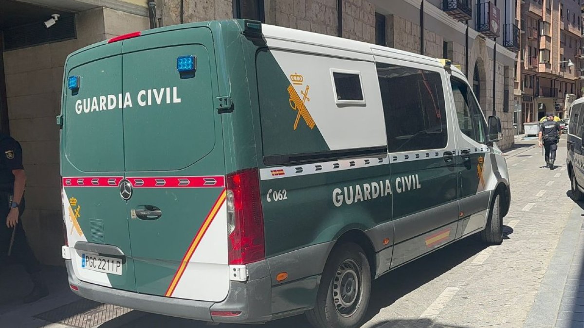 El furgón de la Guardia Civil con el acusado de asesinar a su mujer en Valladolid sale del Juzgado camino de la cárcel