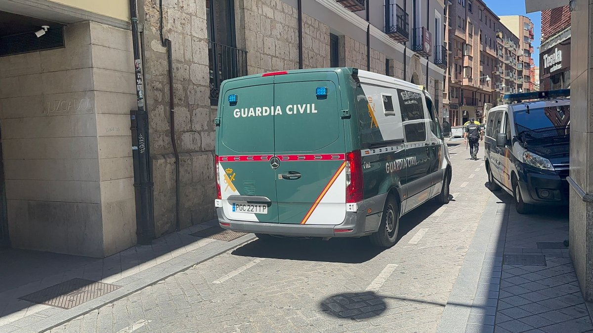 Furgón de la Guardia Civil que transportaba a Juan Carlos S. M. desde el juzgado hasta la cárcel.