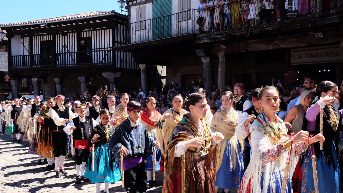 Ofertorio y bailes en la festividad de la Virgen de la Asunción en La Alberca.