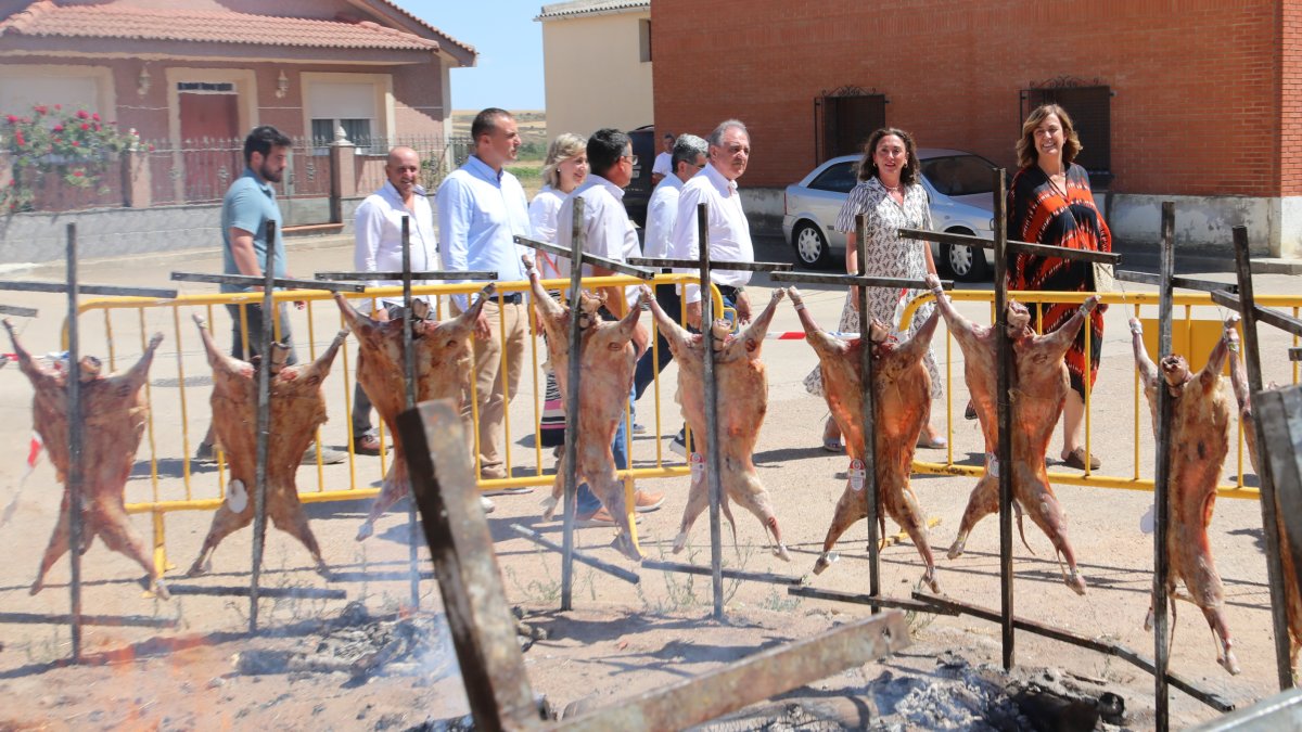 La consejera de Agricultura, Ganadería y Desarrollo Rural, María González Corral, asiste a las IV Jornadas del Lechazo Asado a la Estacas en Sotobañado y Priorato(Palencia)