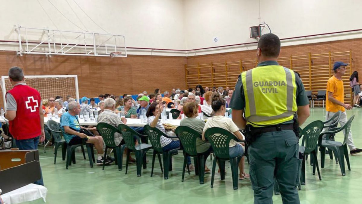 La Guardia Civil evacúa a los habitantes de la localidad de Sejas de Aliste (Zamora) por el incendio originado en Trabazos