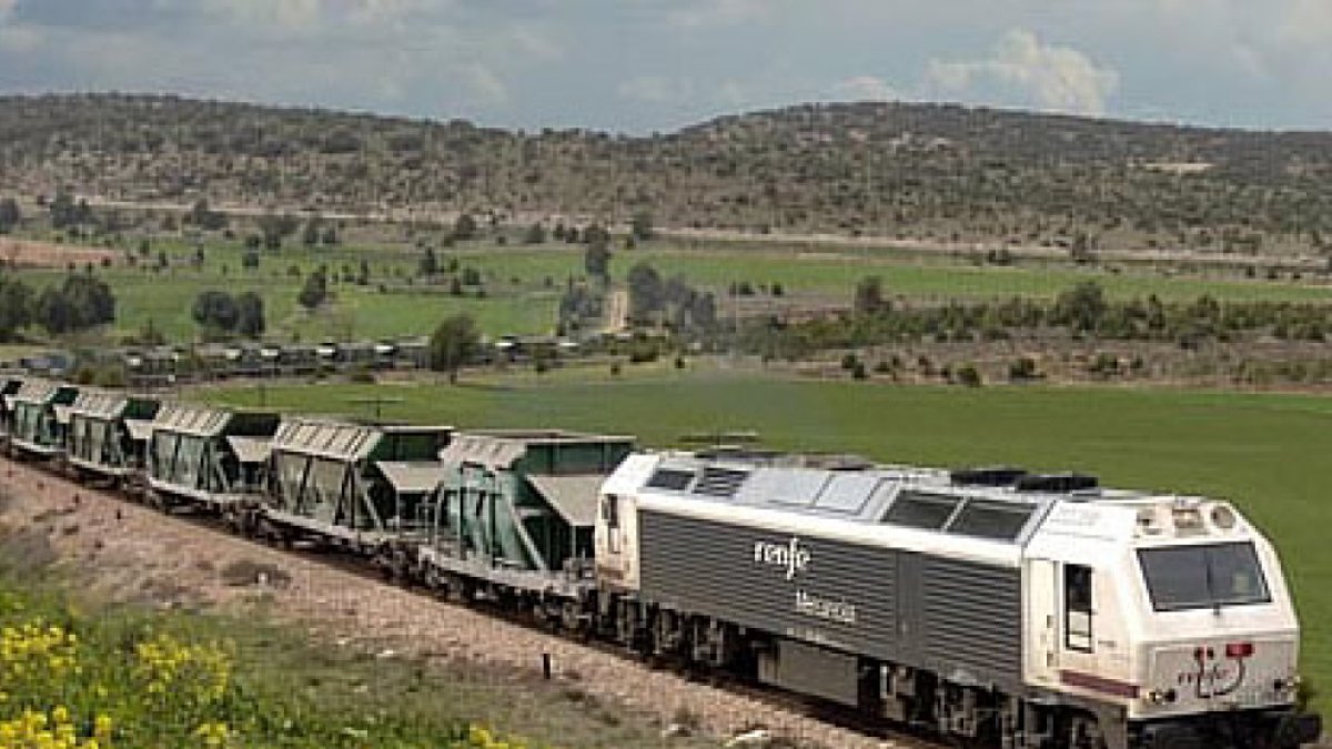 Tren de mercancías de Renfe. Imagen archivo