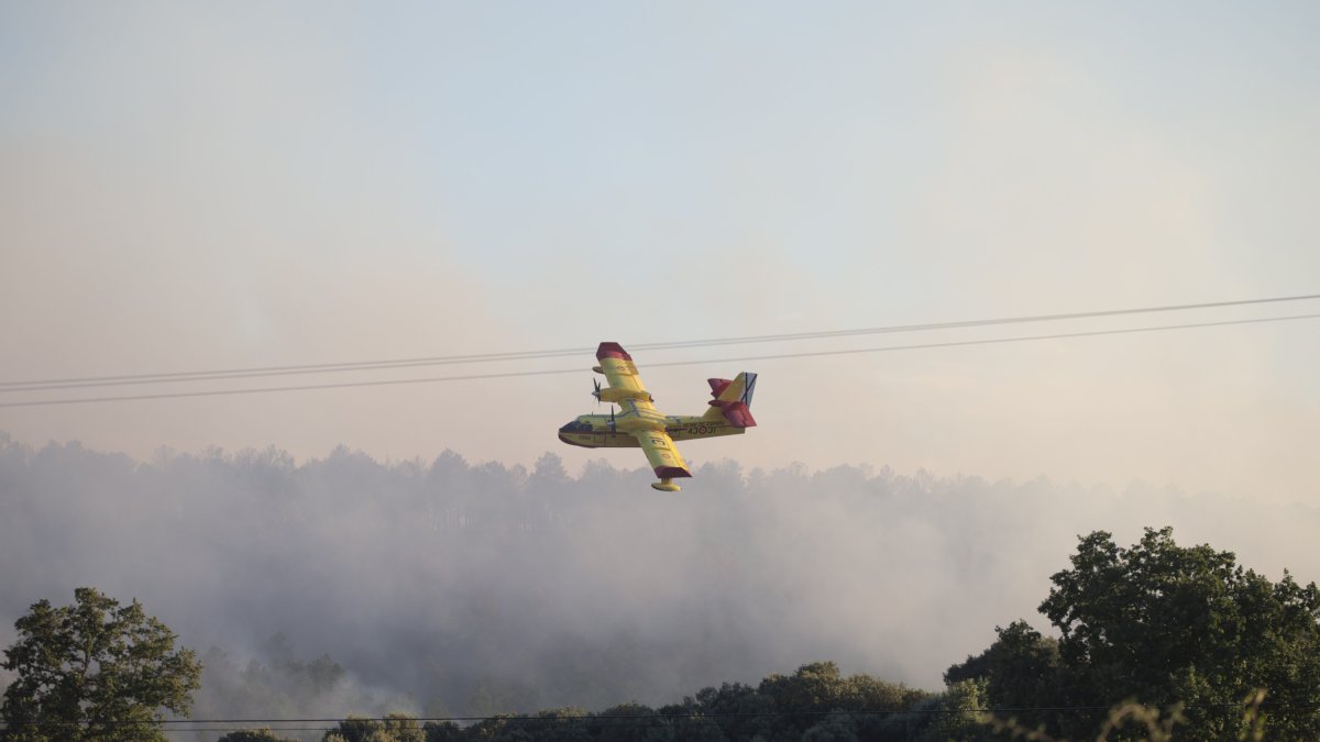 Medios aéreos trabajando ayer en el incendio de Trabazos