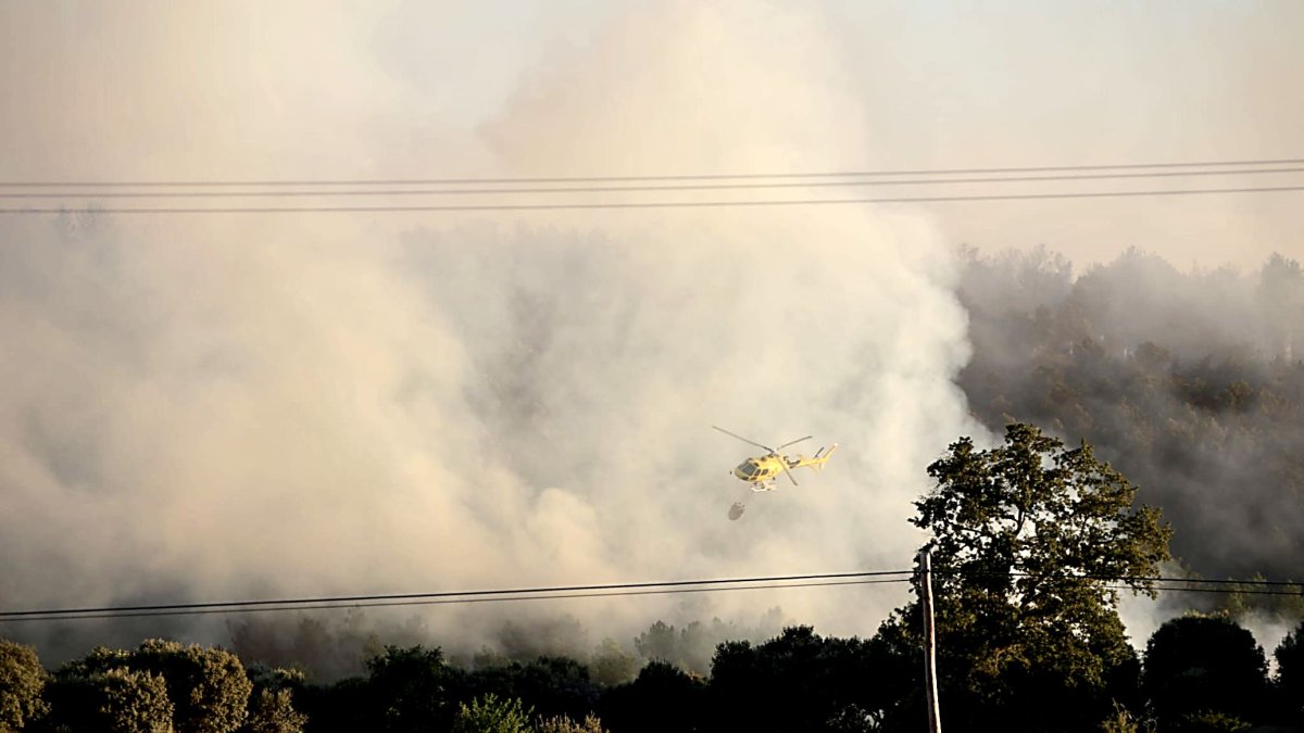 Uno de los diez helicópteros e hidroaviones utilizados en el operativo de extinción del incendio de Trabazos, en la provincia de Zamora.