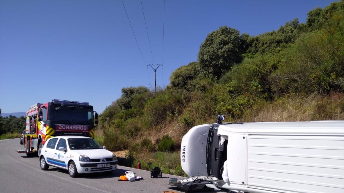 Lugar del accidente que ha requerido la actuación de los bomberos de Ponferrada. - AYUNT PONFERRADA

El Servicio Municipal de Bomberos del Ayuntamiento de Ponferrada ha rescatado este lunes a un hombre de 41 años que sufrió un accidente de tráfico y quedó en el interior de su furgoneta en la carretera LE-751, a la altura del municipio de Fabero (León).

SOCIEDAD 
AYUNT PONFERRADA