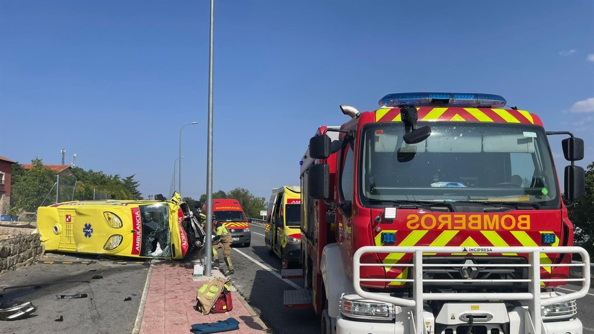 Los bomberos y la ambulancia volcada en el accidente de Muñogalindo en Ávila