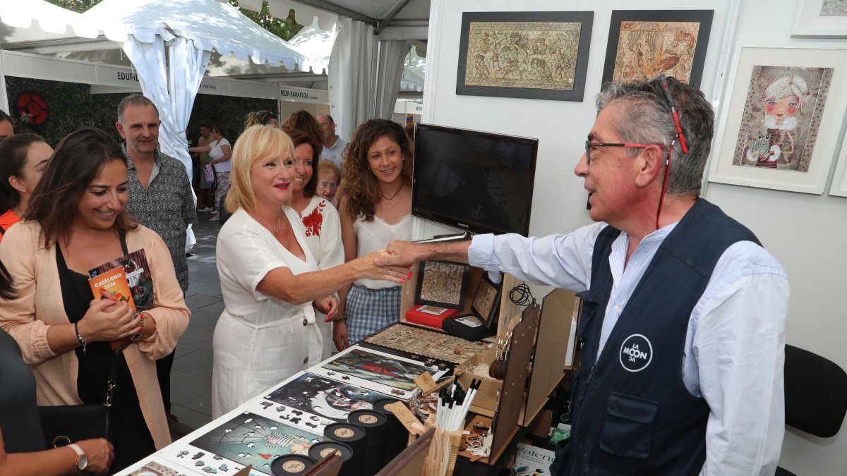 La consejera de Industria, Comercio y Empleo, Leticia García, en la Feria de Artesanía de Palencia