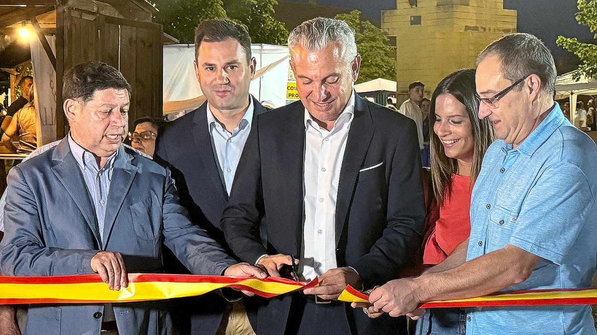 José Jiménez, Javier Alfonso Cendón, Nicanor Sen, Nuria Rubio y Julio Fernández, en la inauguración de la feria