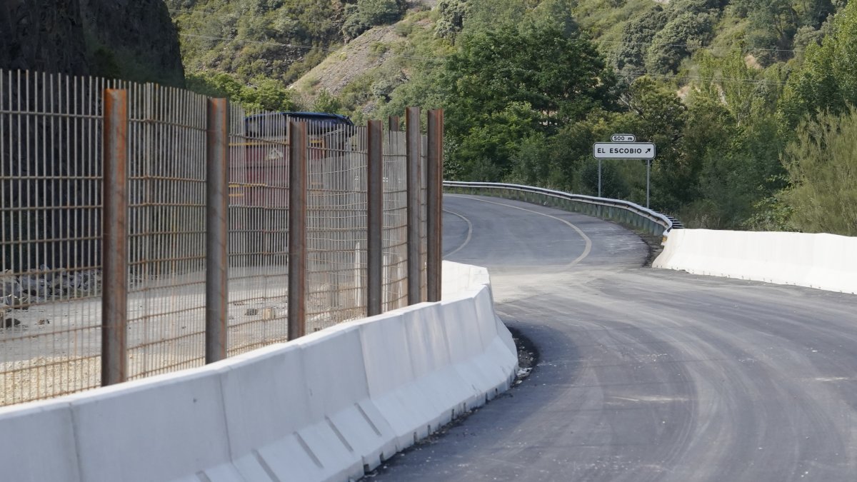 Carril abierto en la carretera CL-631 en la localidad de Páramo del Sil (León), después del derrumbe de una ladera.