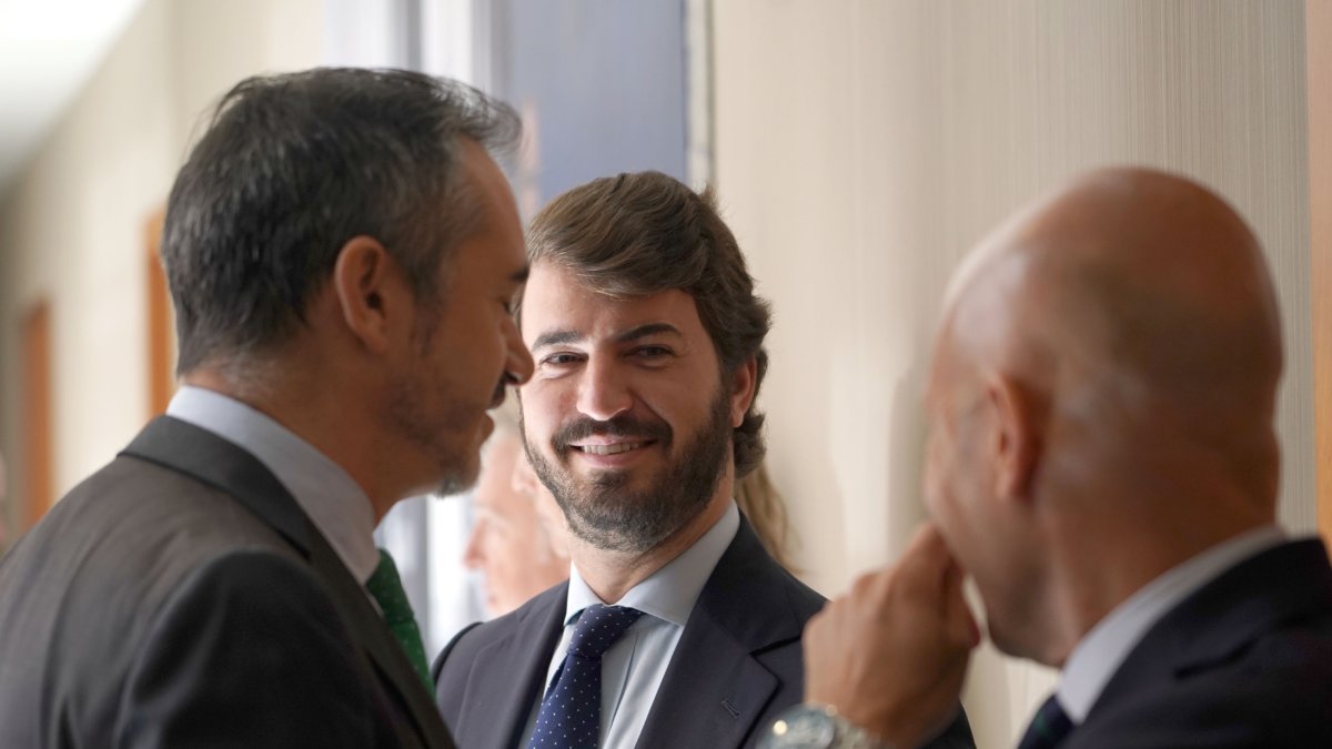 David Hierro, Juan García-Gallardo y Carlos Menéndez antes de la Junta de Portavoces.