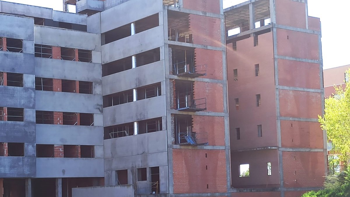 Edificio en construcción abandonado en Arroyo de la Encomienda (Valladolid).