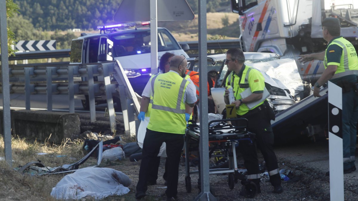 Los equipos sanitarios y de emergencias, en el accidente de la N-630 en La Pola de Gordón en León