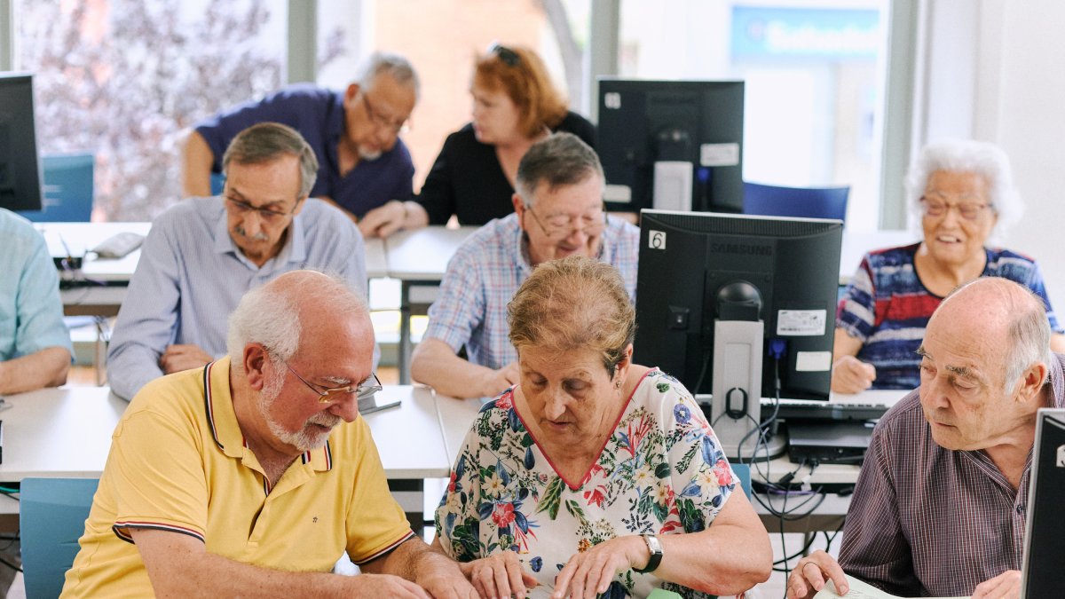 Personas mayores participando en los talleres