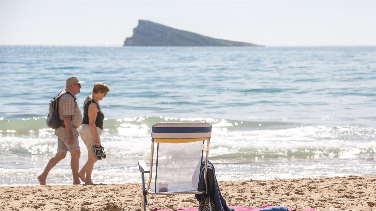 Una pareja pasea por la orilla en la playa de Poniente, a 11 de marzo de 2023, en Benidorm, Alicante, Comunidad Valenciana (España). - Joaquín Reina - Europa Press - Archivo