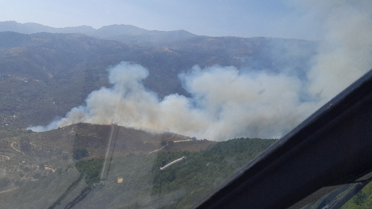 Incendio en El Raso, situado en Candeleda (Ávila)