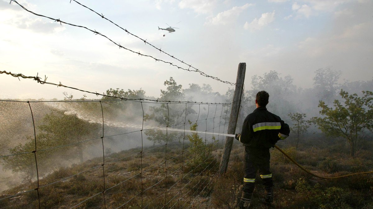 Un bombero apagando las llamas en una imagen de archivo