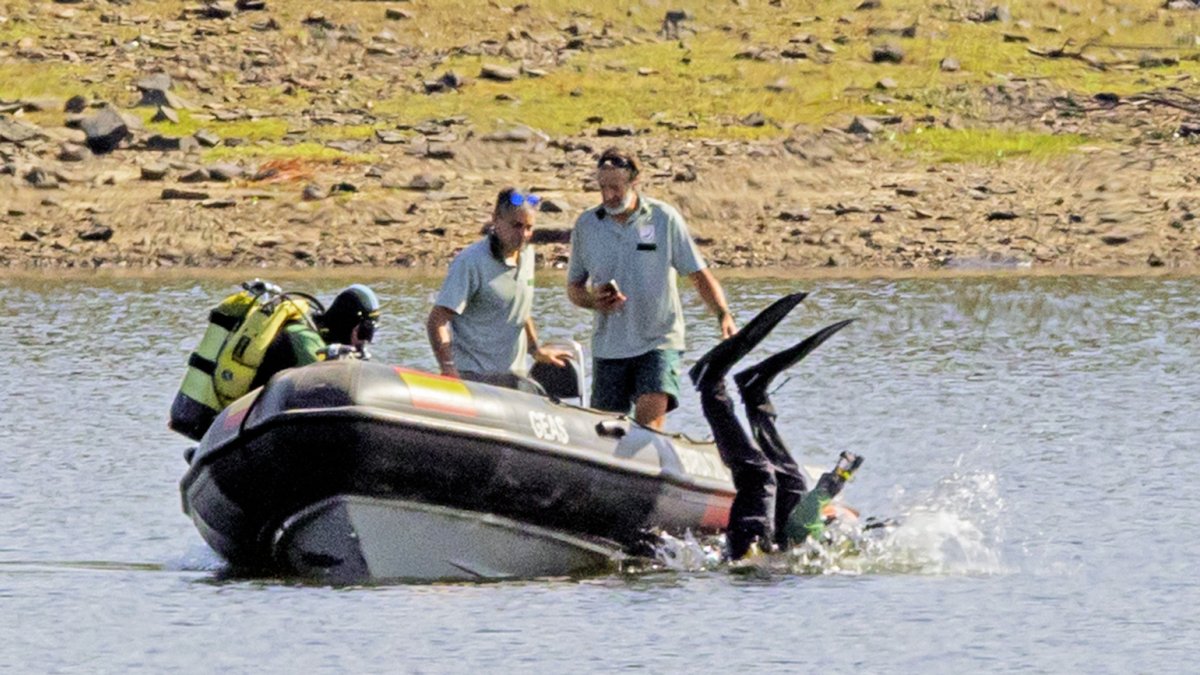 Los GEAS de la Guardia Civil saliendo del pantano de Soria tras uno de los intentos de búsqueda