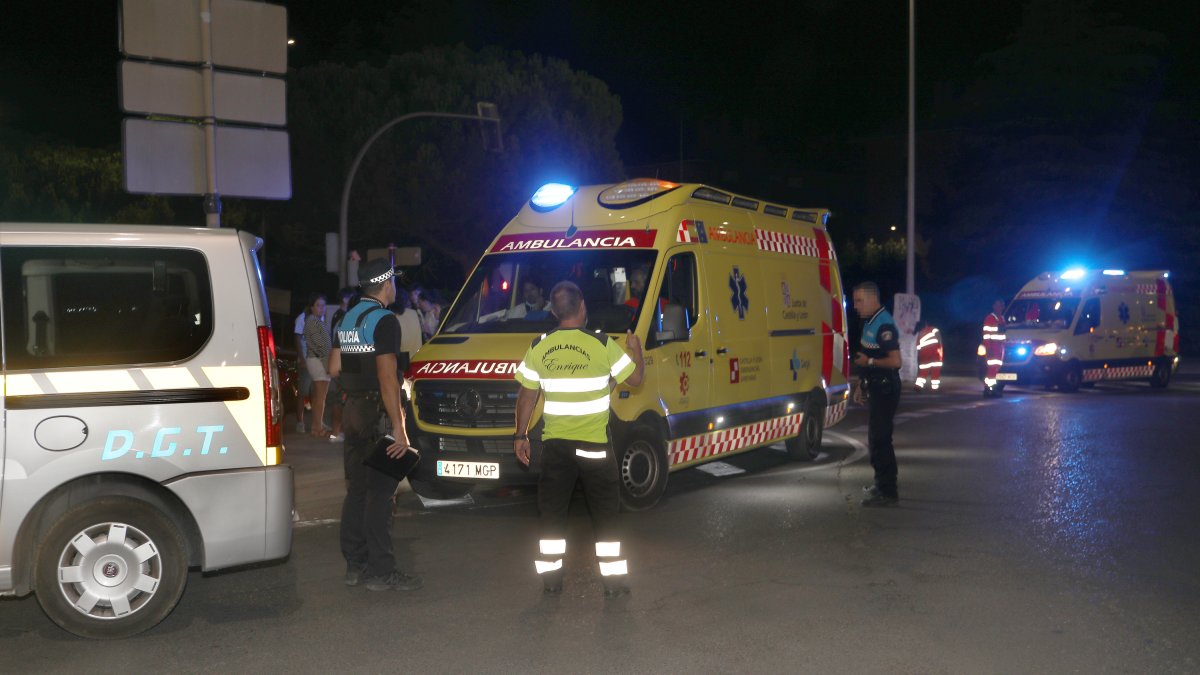 Ambulancias y policía nacional en recinto ferial de Palencia en la pasada noche