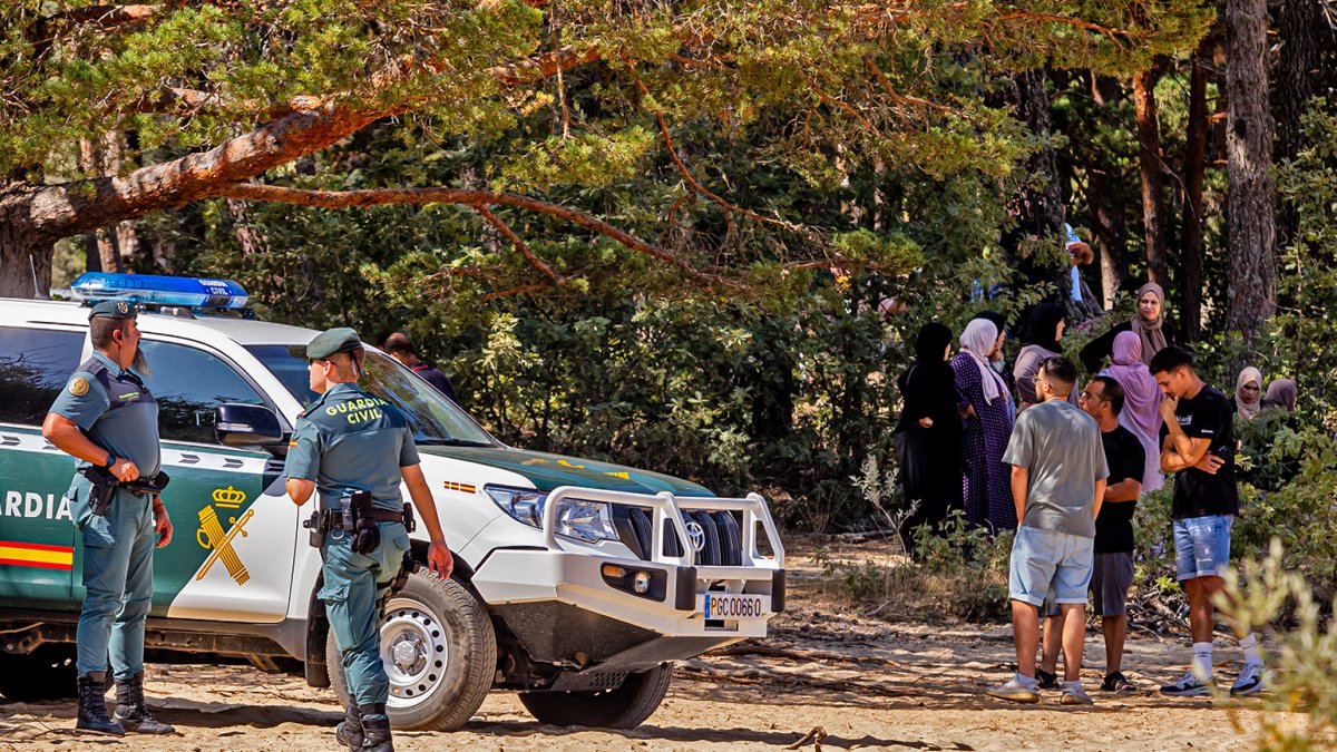 Guardia Civil en el pantano, y a la derecha, familiares de Anwar Chaoui.