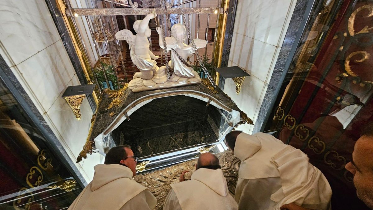 Primera fase del estudio del sepulcro y las reliquias de Santa Teresa de Jesús, en Alba de Tormes (Salamanca).