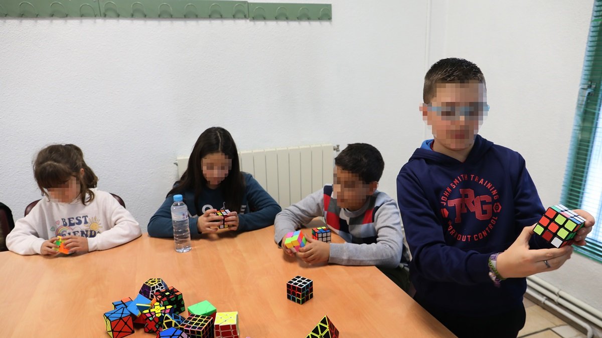 Niños con altas capacidades juegan con cubos de Rubik