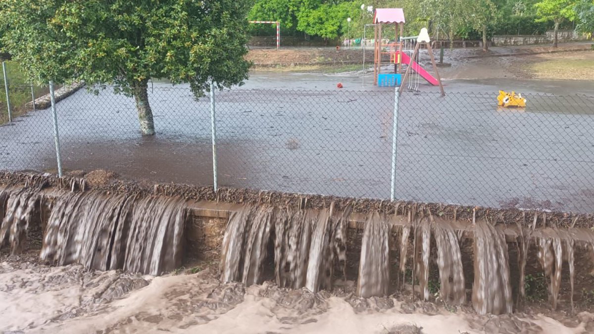 El agua cargada de ceniza se derrama por Monterrubio de la Demanda