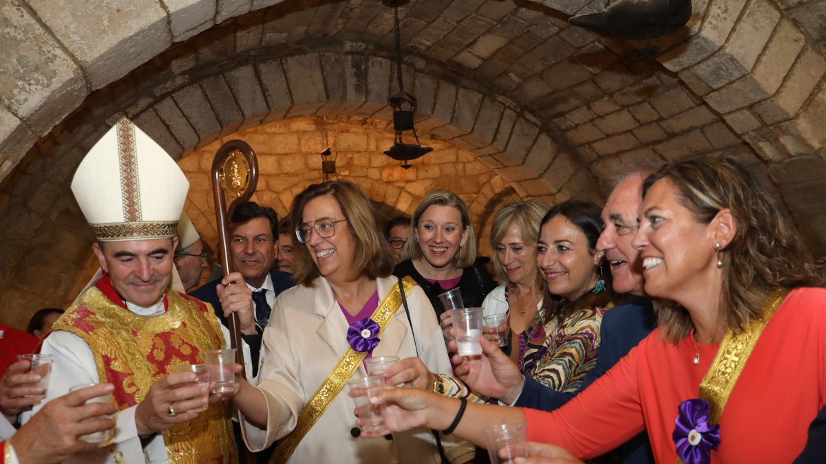 La vicepresidenta de la Junta de Castilla y León y consejera de Familia e Igualdad de Oportunidades, Isabel Blanco(C), junto al consejero de Economía y Hacienda ,Carlos Fernandez Carrieo; a la alcadesa Miriam Andrés; y a la presidenta de la Diputación Angeles Armisén, entre otros, asiste a los actos con motivo de la Festividad de San Antolín, en la imagen beben agua en la cripta de la Catedral