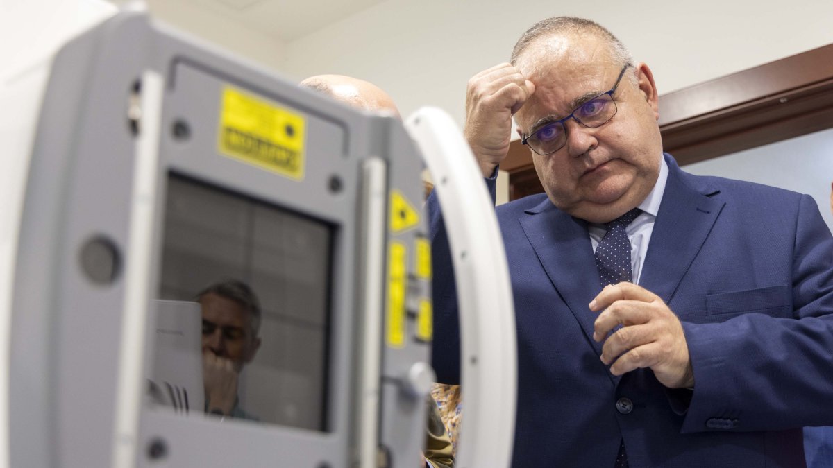 El consejero de Sanidad, Alejandro Vázquez, visita el nuevo equipo de radiología puesto en marcha en el Centro de Atención Primaria San Juan de Salamanca.