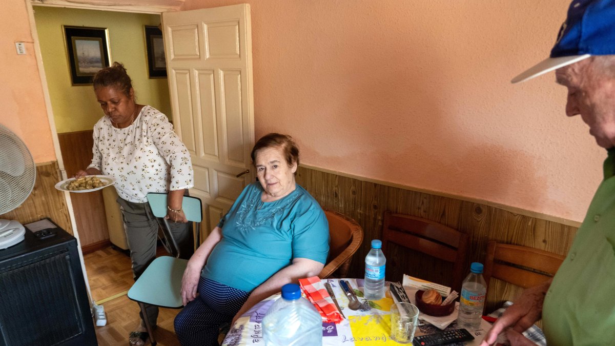 Antonio y Piedad, usuarios del programa 'A gusto en casa' junto a la cuidadora Fabiola en su domicilio de Venta de Baños.