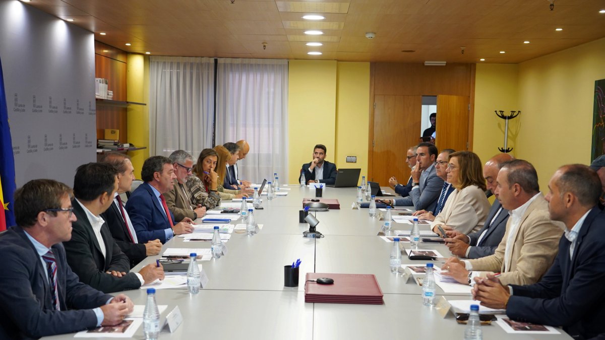 El consejero de la Presidencia, Luis Miguel González Gago, preside el Consejo de Cooperación Local.