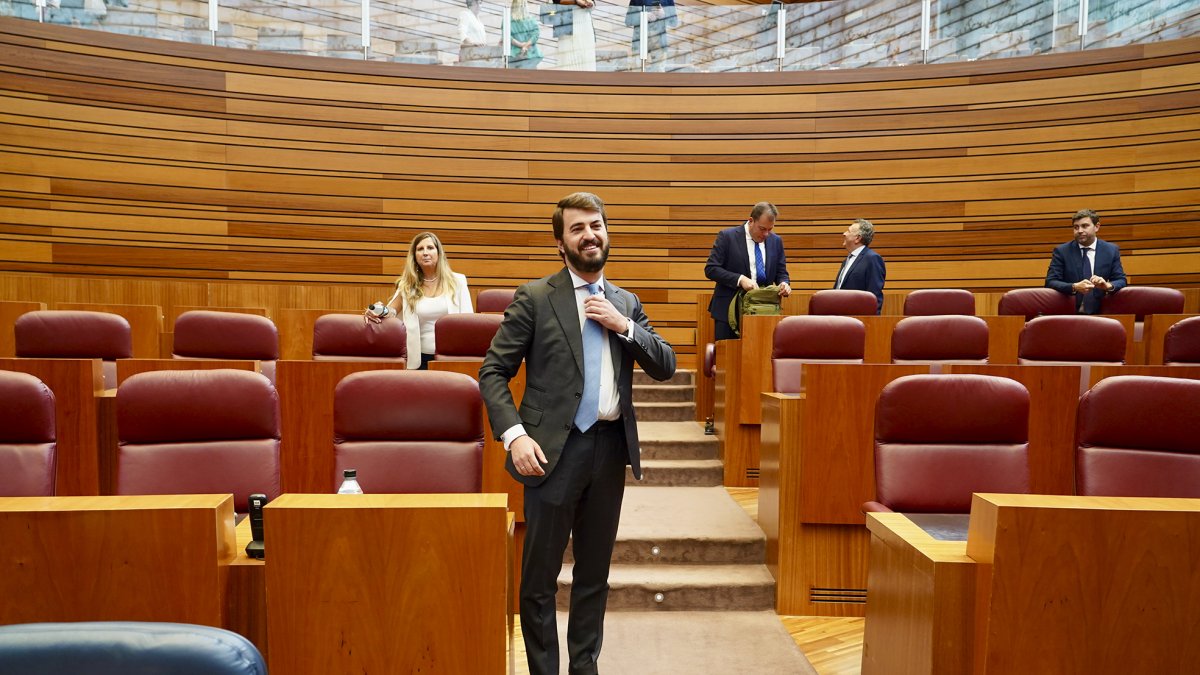 Juan García-Gallardo durante la celebración del pleno de las Cortes de Castilla y León.