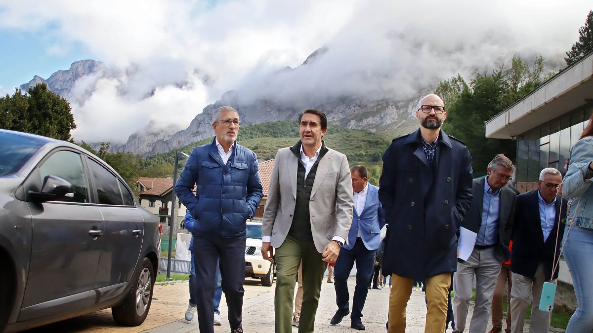 El consejero de Medio Ambiente y el secretario de Estado Hugo Morán, en el Centro de Visitantes del Parque Nacional de Picos de Europa, con el subdelegado del Gobierno, Héctor Alaiz y el presidente de la Diputación, Gerardo Álvarez