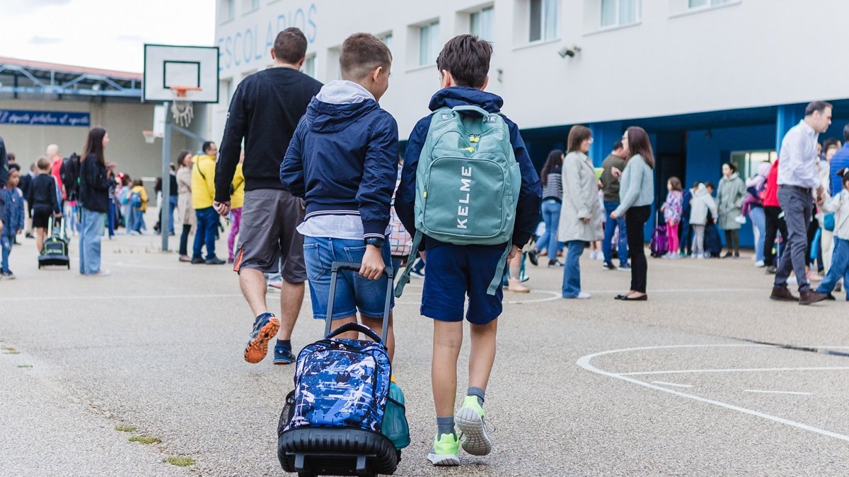 Alumnos en el primer día de vuelta a las aulas, en una imagen de un colegio de Soria.