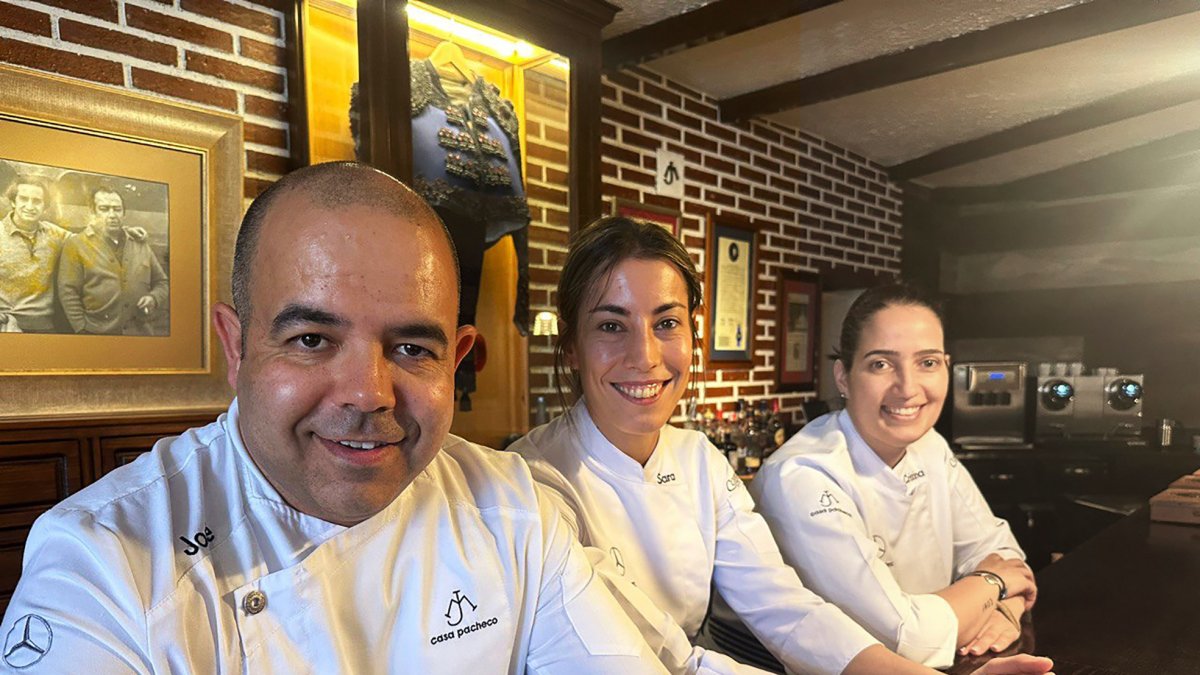 José Antonio, junto a las cocineras Sara y Cristina, en el restaurante Casa Pacheco.