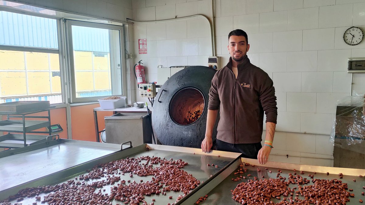 Juan Sarralde, séptima generación del dulce negocio familiar afincado en Briviesca.